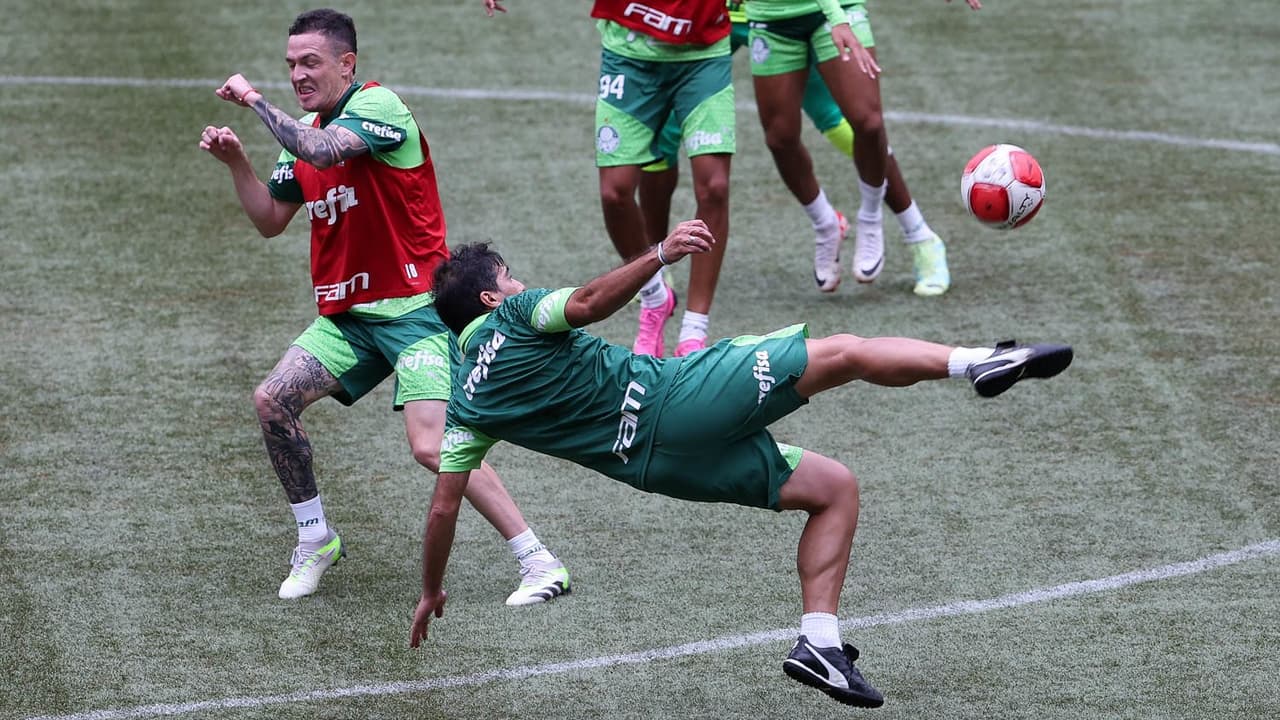 VÍDEO: Abel Ferreira quase marca grande voleio em treino do Palmeiras no Allianz Parque;   ver