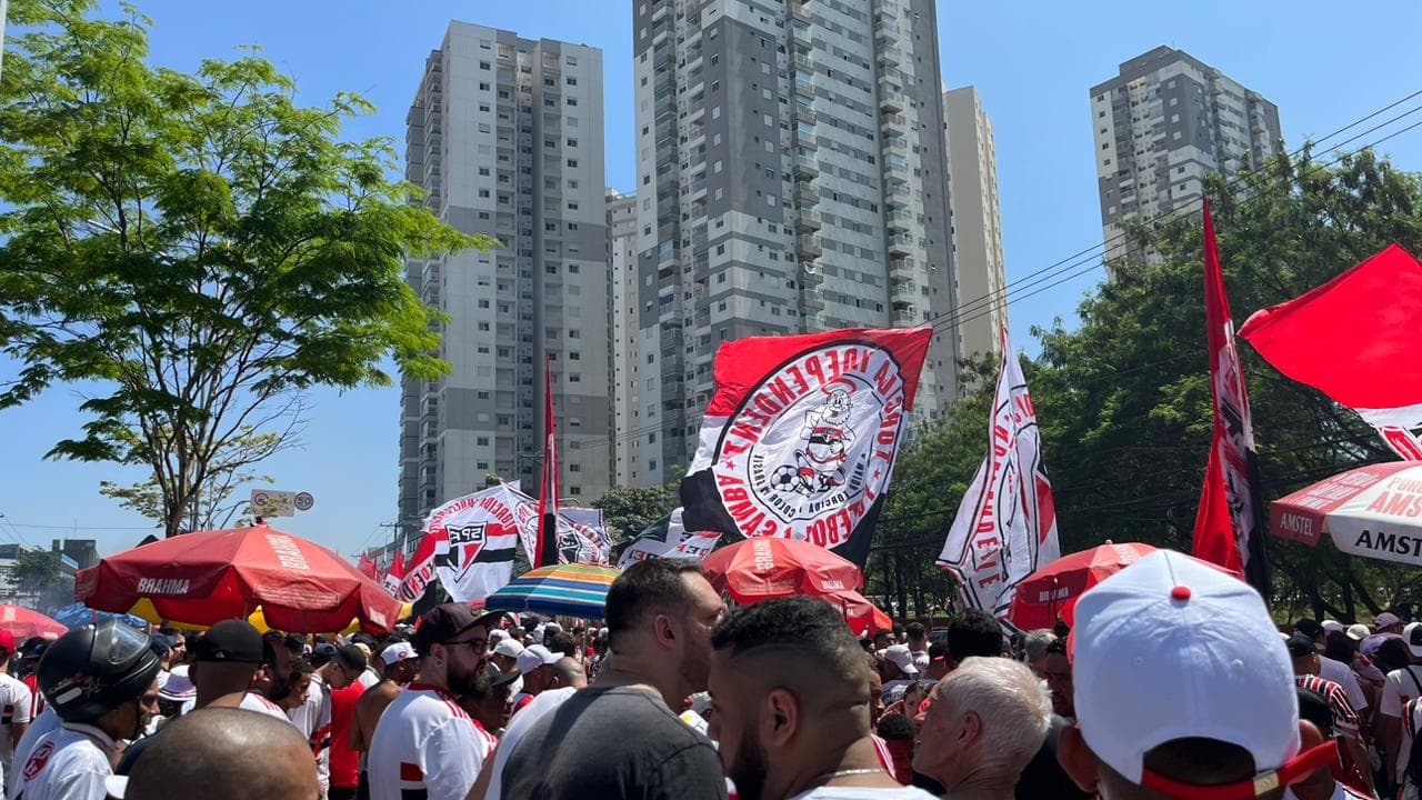 Torcedores do São Paulo comemoram no gol do CT antes da partida da Copa de Brasília