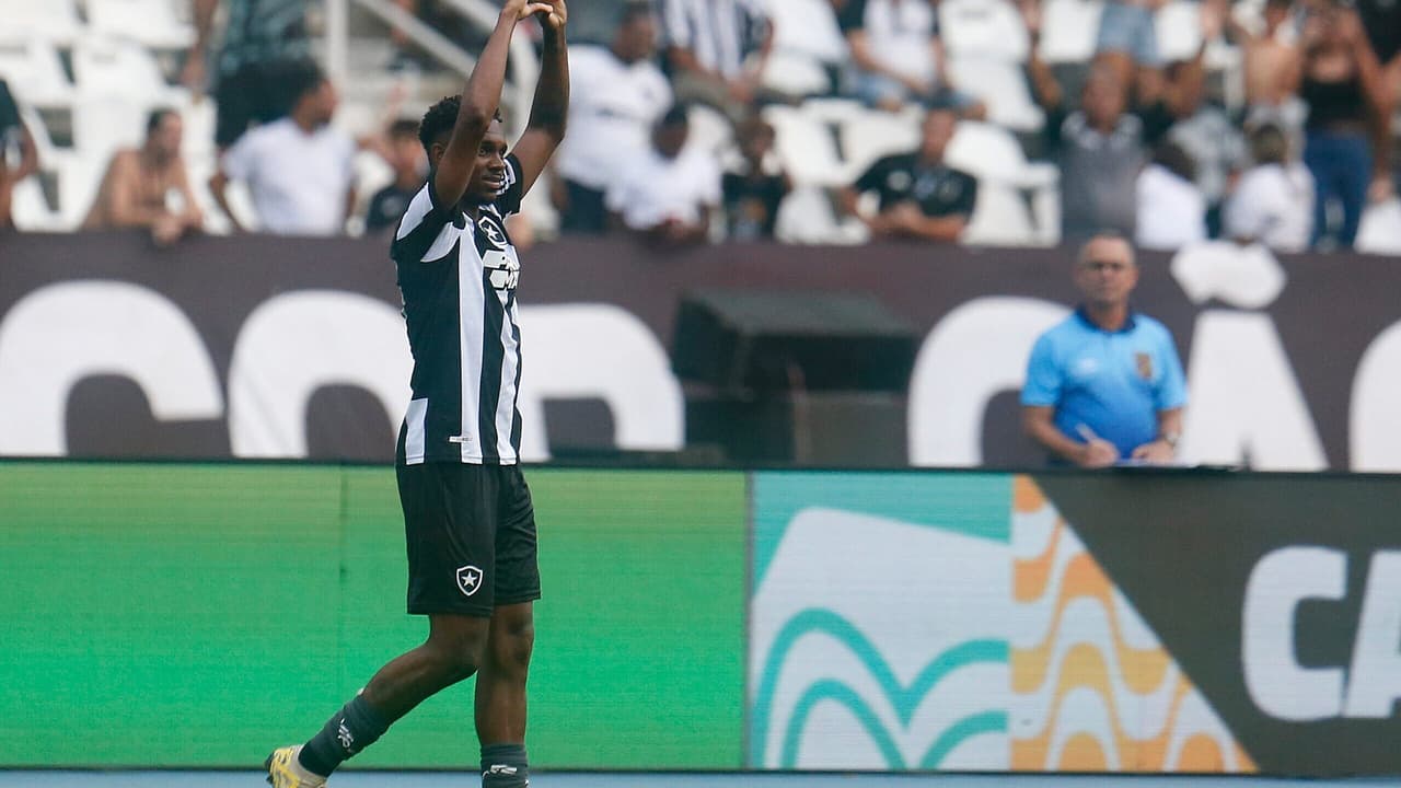 Artilheiro do Botafogo neste ano, Jeffinho agradece apoio da torcida após vitória sobre o Bangu