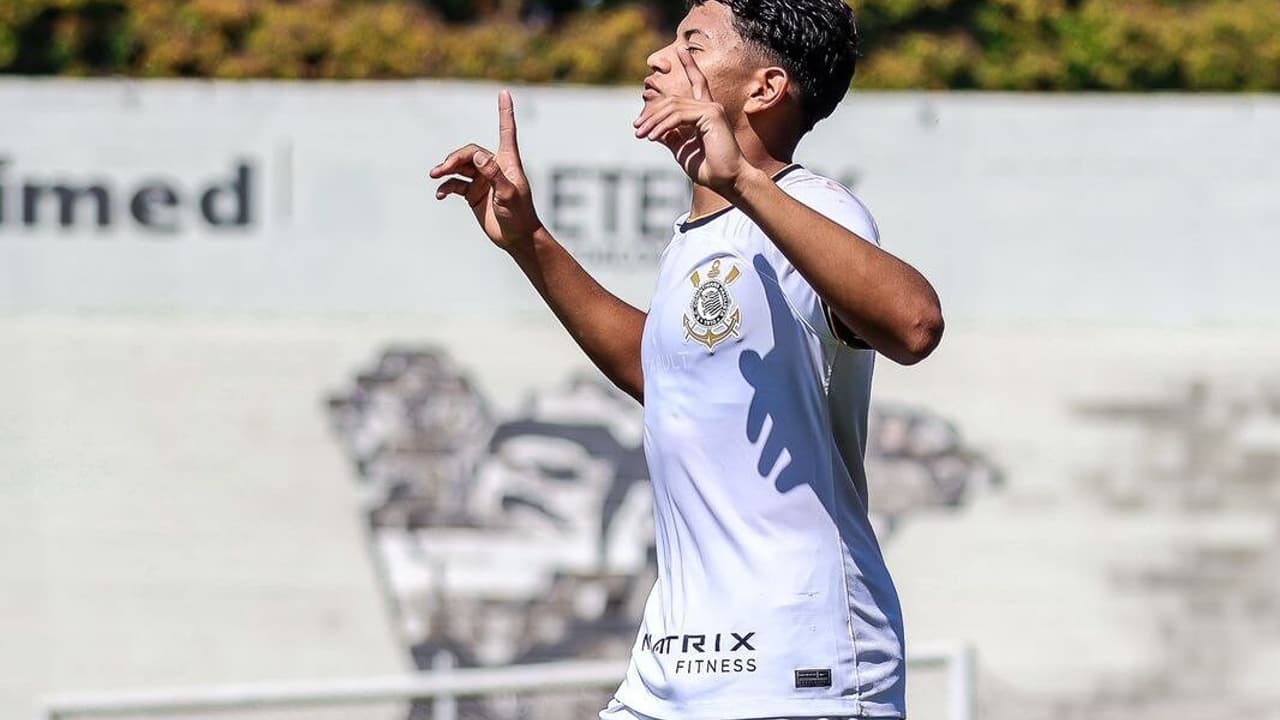 Com multa milionária, atacante sub-17 assinou primeiro contrato profissional com o Corinthians