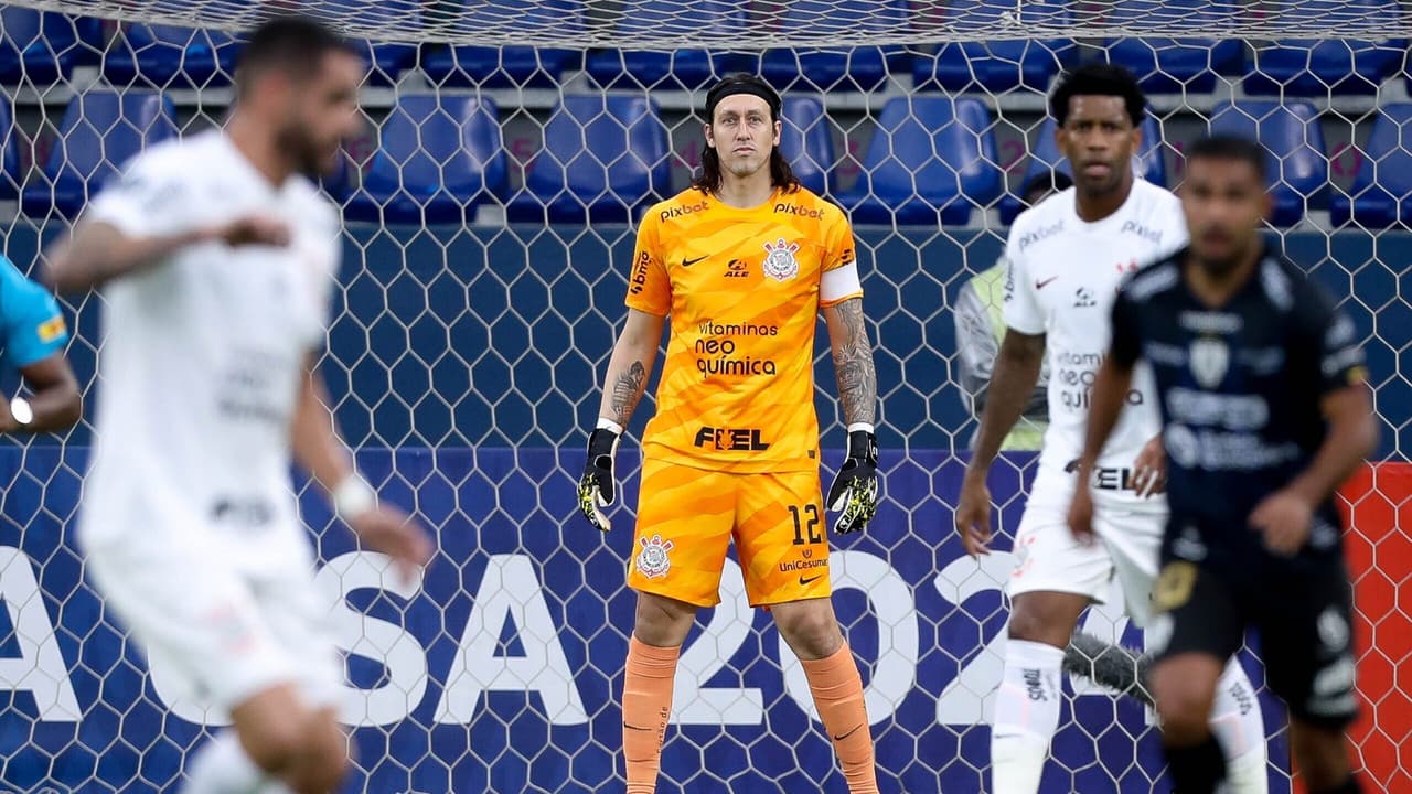 Após a eliminação do Corinthians na Libertadores, torcedores protestaram e exigiram que o goleiro se chamasse Cássio.