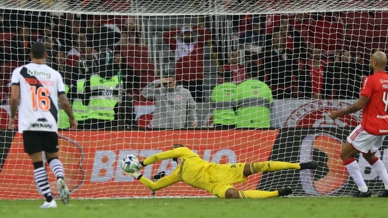 Você precisa de um goleiro?   John está invicto em gols internacionais 