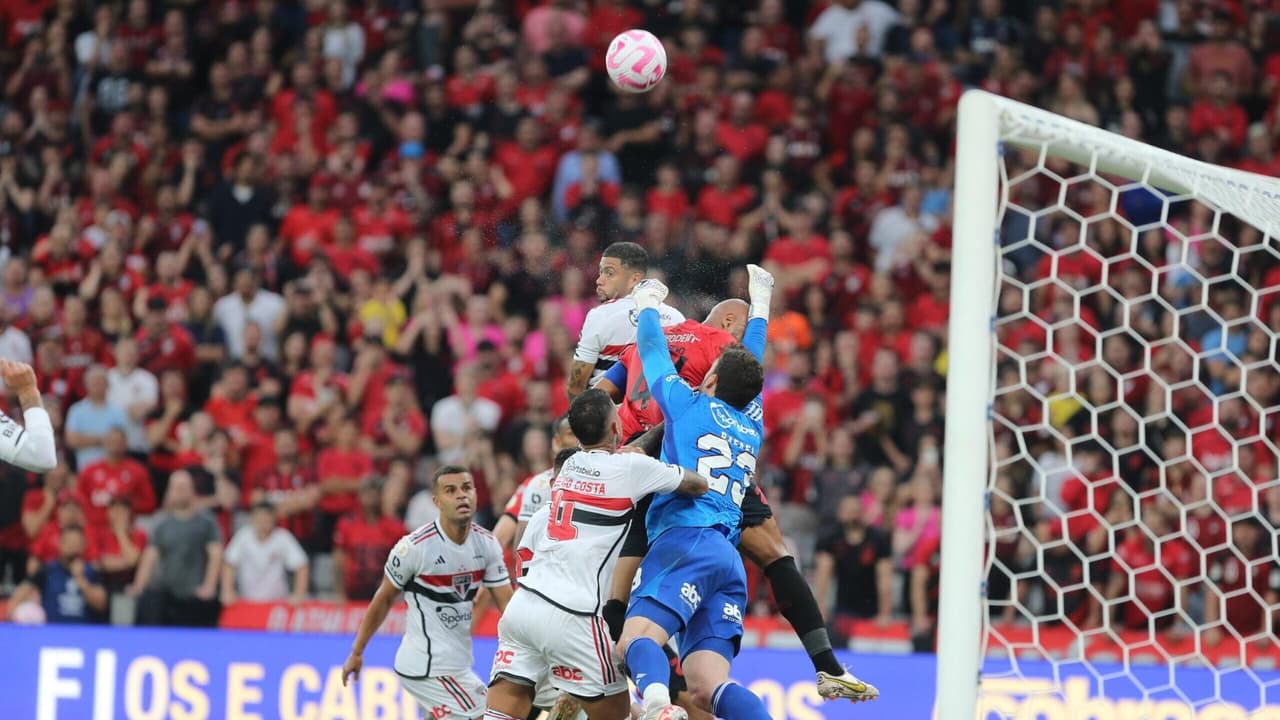 Na tarde do Dia de Pablo, Athletico-PR e São Paulo disputam o Campeonato Brasileiro