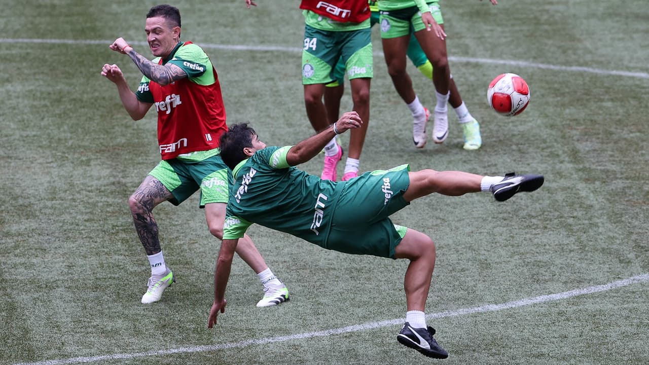 VÍDEO: Abel Ferreira quase marca um grande voleio em treino do Palmeiras no Allianz Parque;   olhar