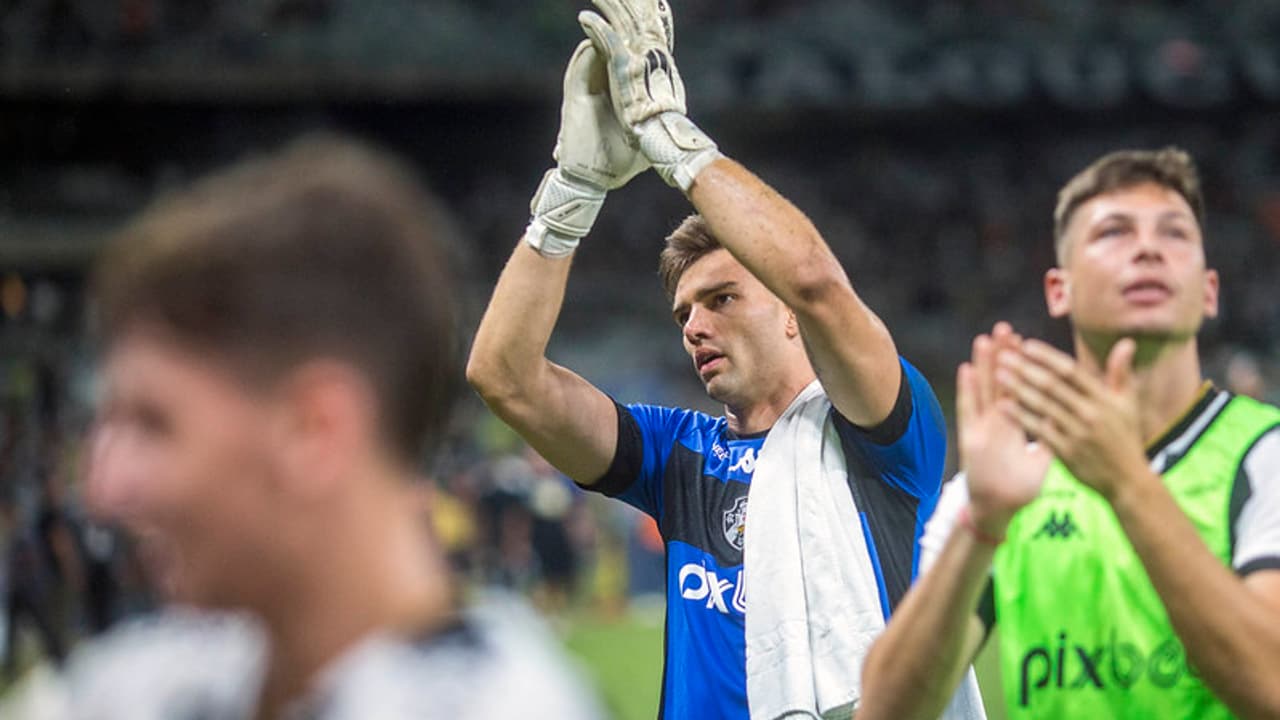 Léo Jardim foi o goleiro com mais defesas na primeira rodada do Brasileirão.