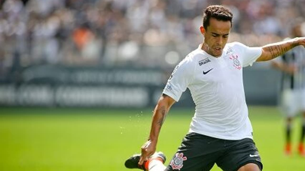 O Corinthians foi condenado a pagar milhões de dólares a Jadson.   O clube poderá não conseguir cadastrar novos reforços.