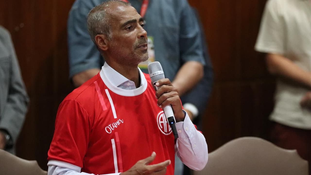 Romário anuncia retorno ao futebol: ‘Agora é real’