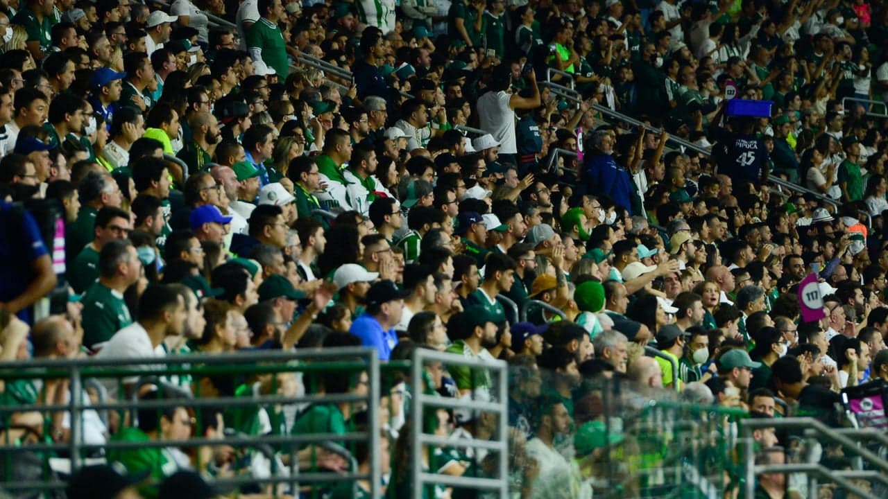 Torcedores do Palmeiras protestam contra diretoria após eliminação de rivais da Copa do Brasil: ‘Sem vergonha’