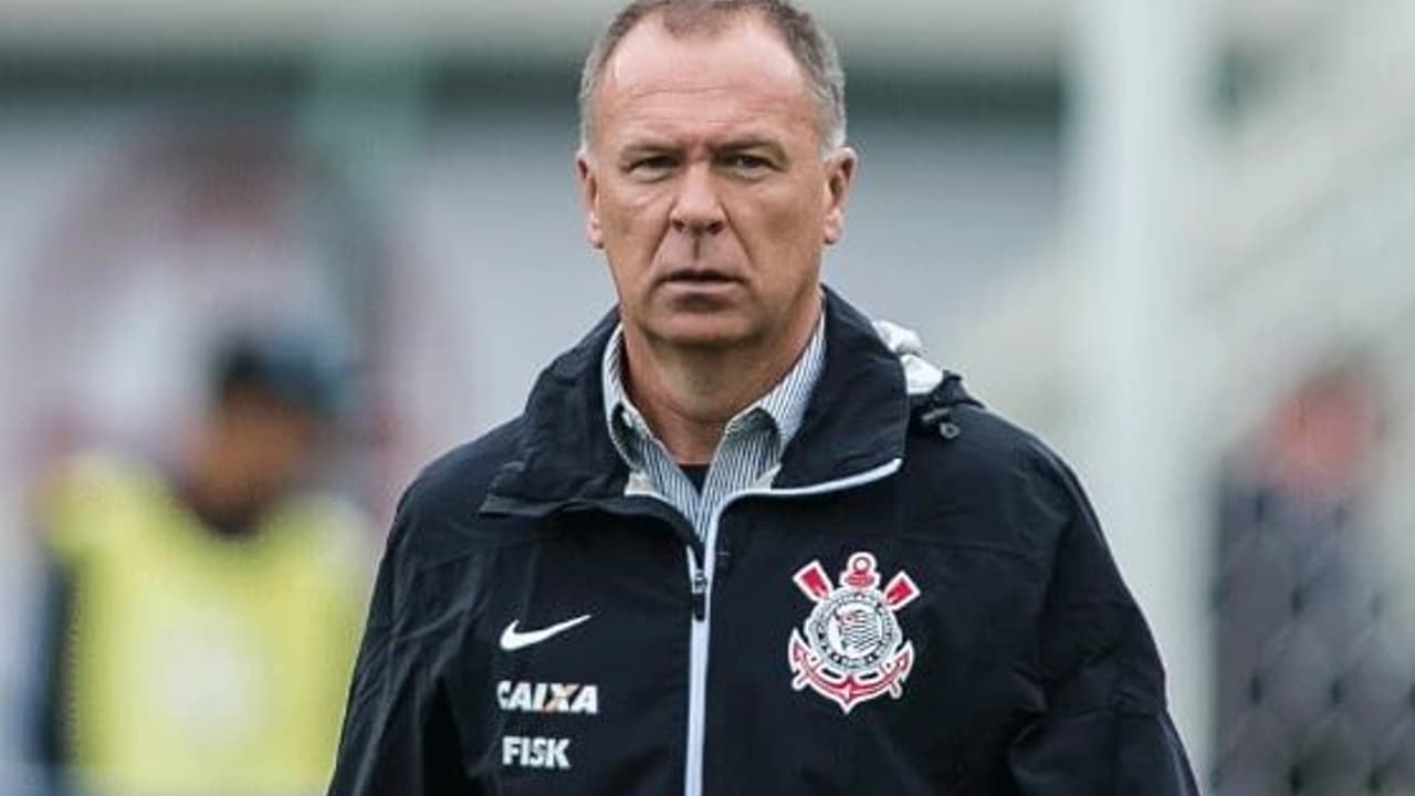 Mano Menezes está de volta ao Corinthians!   Esqueça os clubes e os títulos que conquistou durante a carreira de jogador