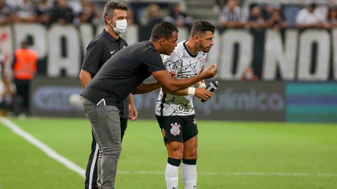 Diálogo e sensibilidade: como Lázaro fez de Giuliano seu ‘palhaço’ e conquistou o Corinthians