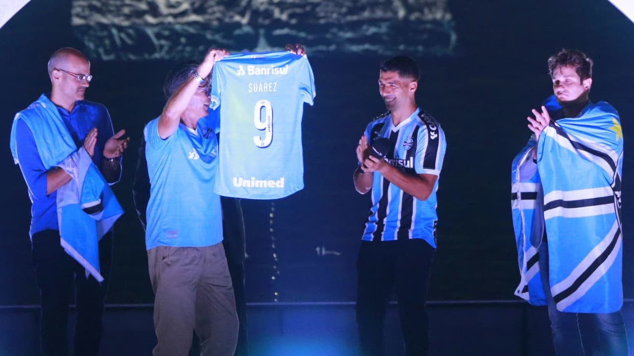 Em uma comemoração marcante, Luis Suárez foi apresentado aos torcedores do Grêmio.