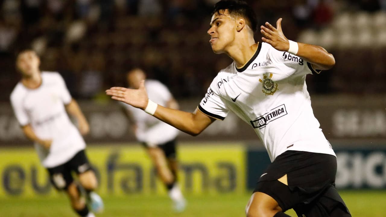 Corinthians Sub-17 O artilheiro do Corinthians Sub-17 assinou seu primeiro contrato profissional com o bilionário