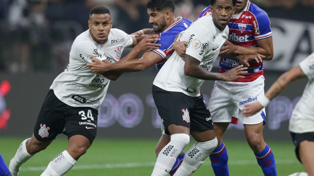 Caetano ou Veríssimo?   Quem substituirá Murillo na defesa do Corinthians