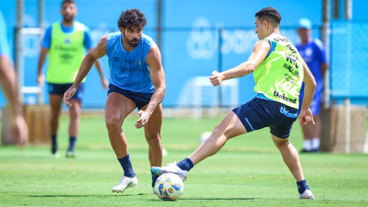 Torcedores do Grêmio comemoram estreia de Diego Costa: 'Habemus centroavante!'