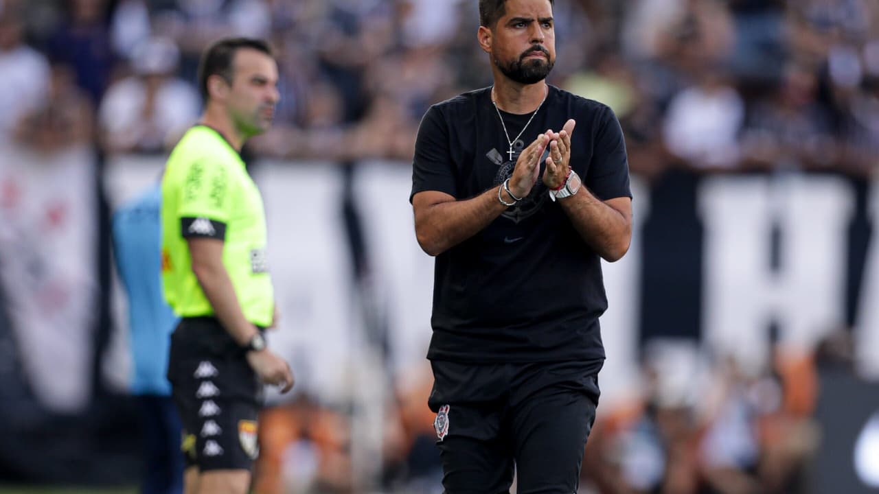 Apesar do susto, Antônio Oliveira elogia atuação do Corinthians: 'não jogamos contra adversário qualquer'