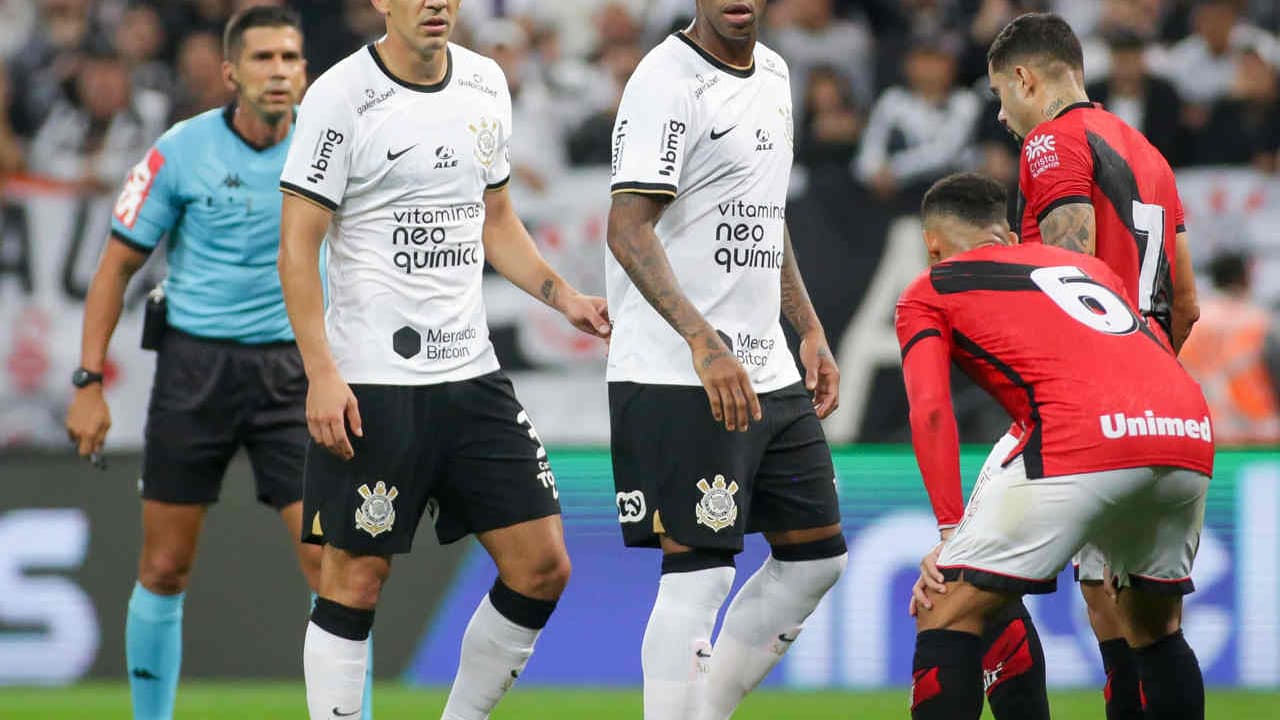 Após início de temporada conturbado, defesa veterana do Corinthians volta a se destacar