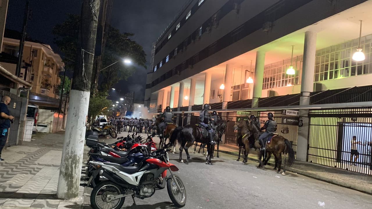 Com bombas e fogo, Vila Belmiro vira campo de batalha após derrubada do Santos