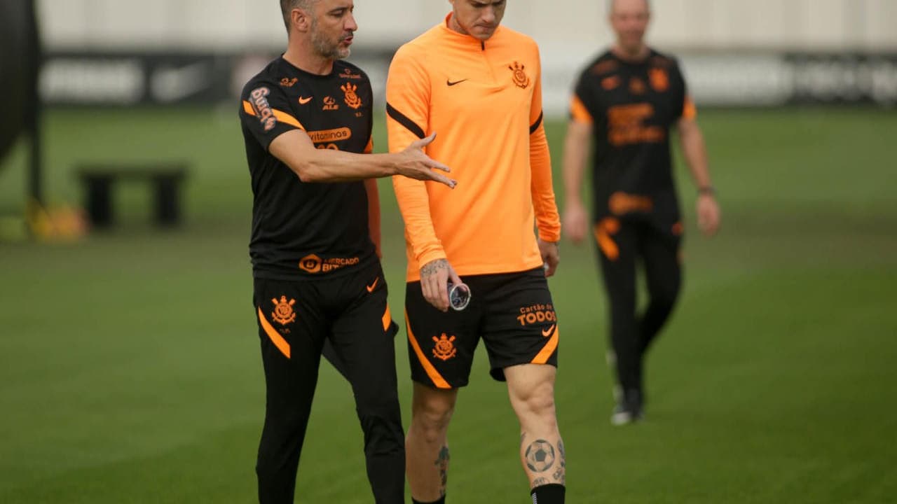 Roger Guedes voltou a provocar Vitor Pereira e expressou alívio pelo Corinthians com a saída do português