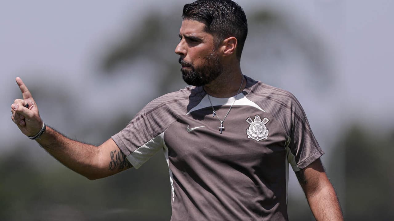 Corinthians paga multa e ​Antônio Oliveira é afastado para comandar o time contra Portugal