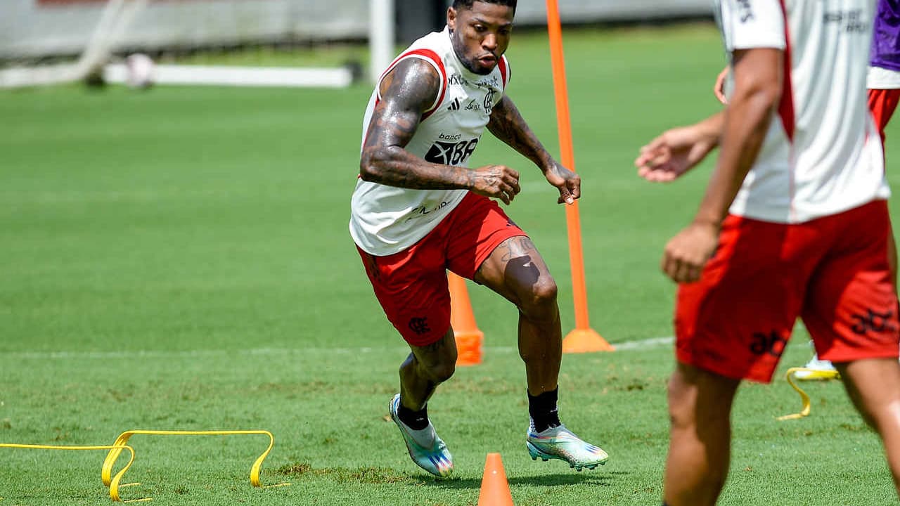 Atacante do Flamengo se recusa a descansar e está no trem no Ninho do Urúbu