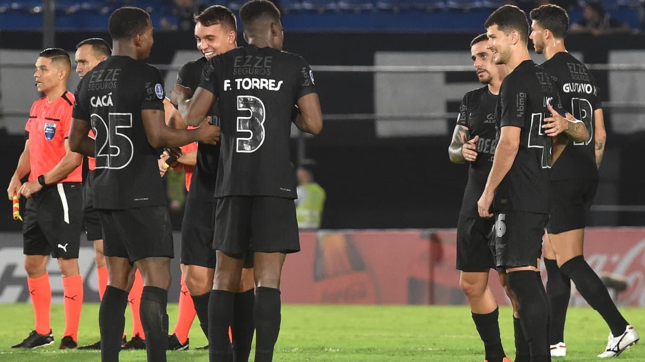 António Oliveira procura um substituto no Corinthians como ‘o atacante mais inteligente que já treinou’.