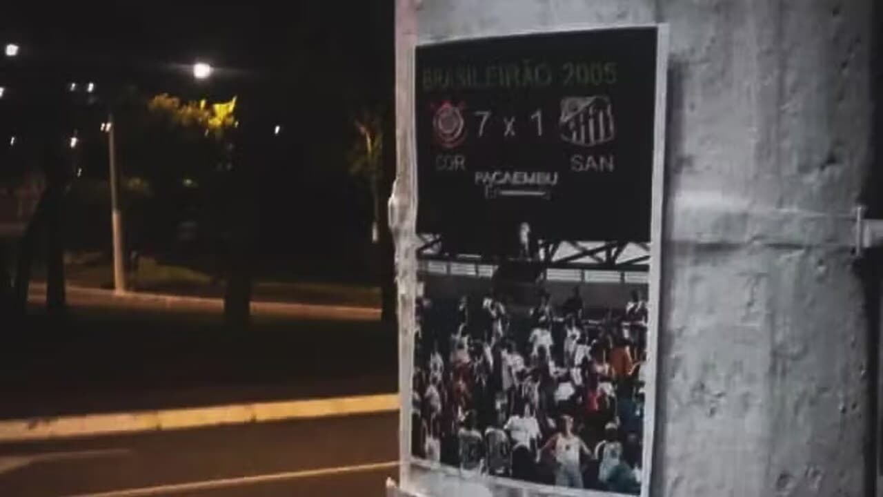 Torcedores corinthianos provocam o Santos no Estádio Neo Química