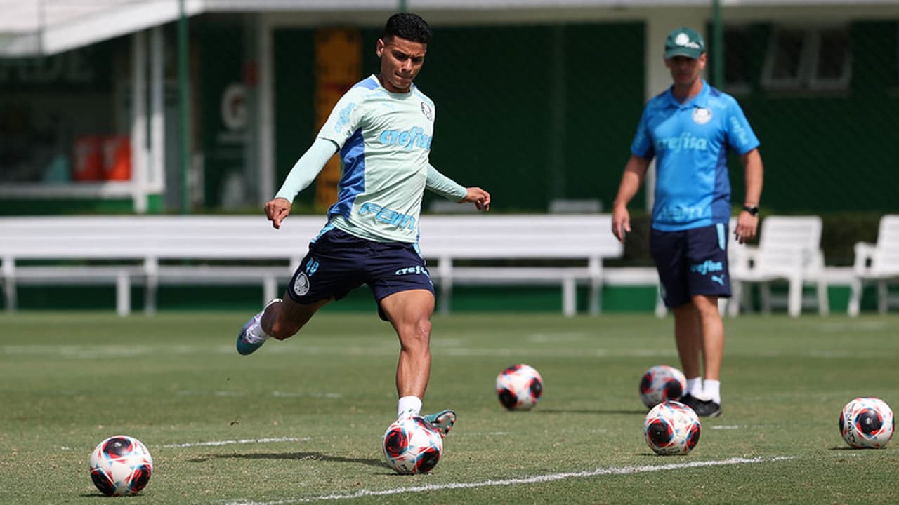 Richard Rios faz seu primeiro treino pelo Palmeiras.