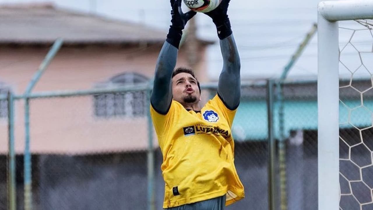 Goleiro brasileiro se recupera de lesão e aguarda oferta do Brasil