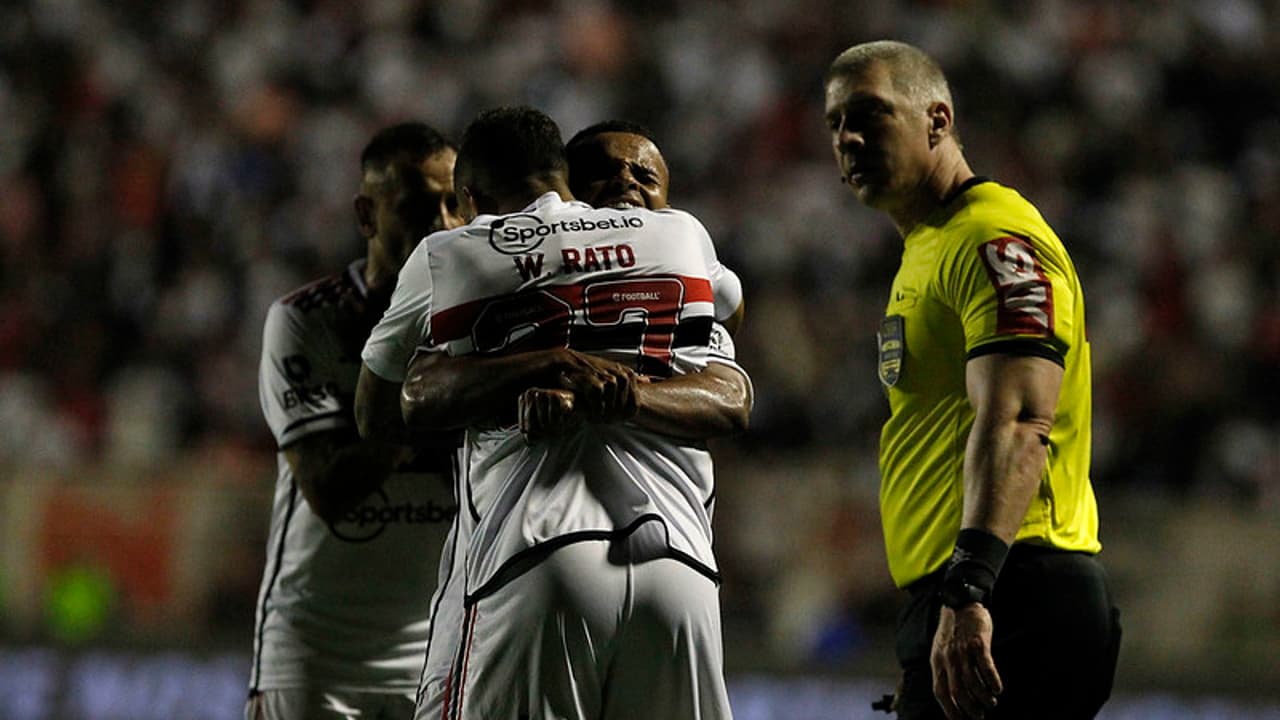 Pela primeira vez no São Paulo, Alisson participa diretamente dos gols de duas partidas consecutivas