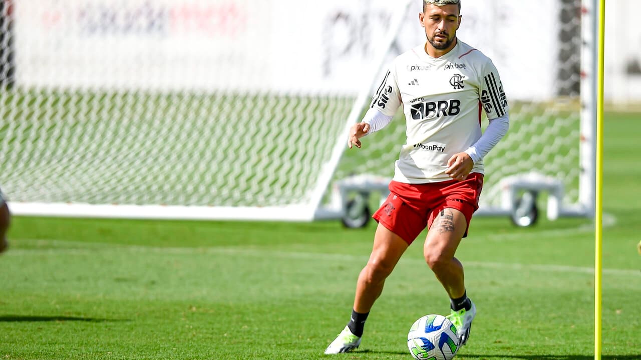 Flamengo: Arrascaeta e Luis Araujo treinam com o grupo para a final da Copa do Rei