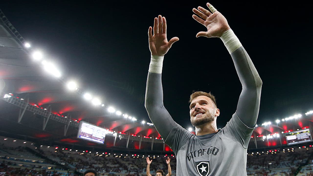 VÍDEO: Após clássico, Lucas Perri comemora bom momento e mostra confiança na ascensão do Botafogo