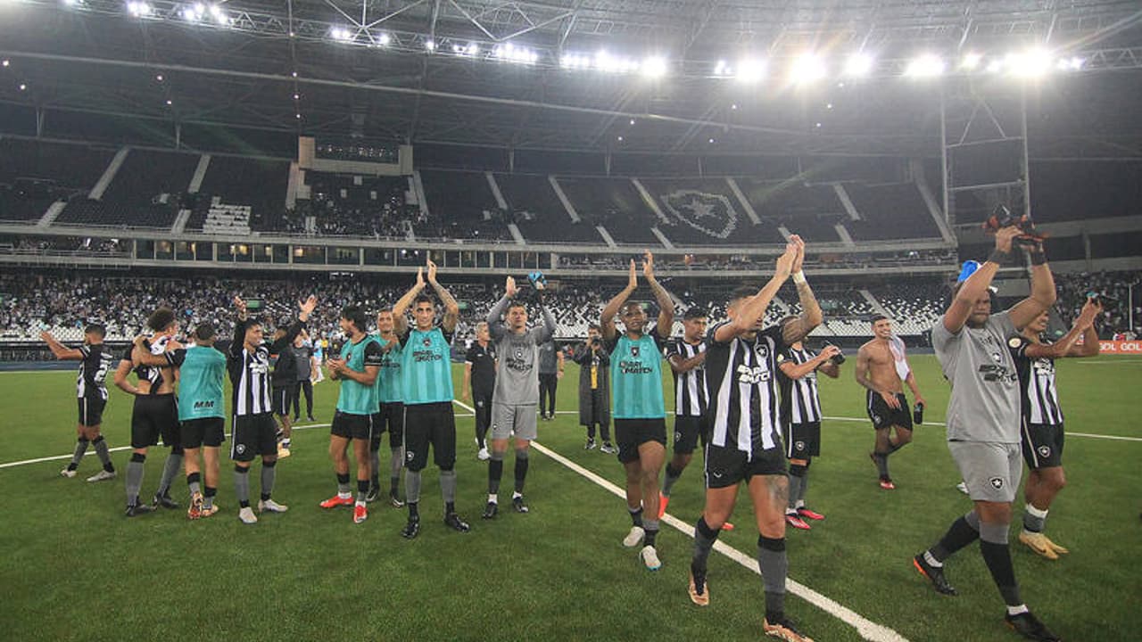 Elogios do rival pelo novo campo e presença do Textor: Botafogo volta ao Nilton Santos com vitória