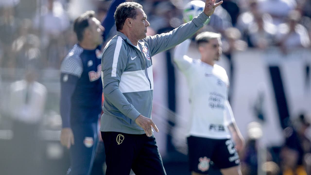 Em 16 jogos, Luxemburgo teve o pior desempenho de um técnico no Corinthians nos últimos cinco anos.