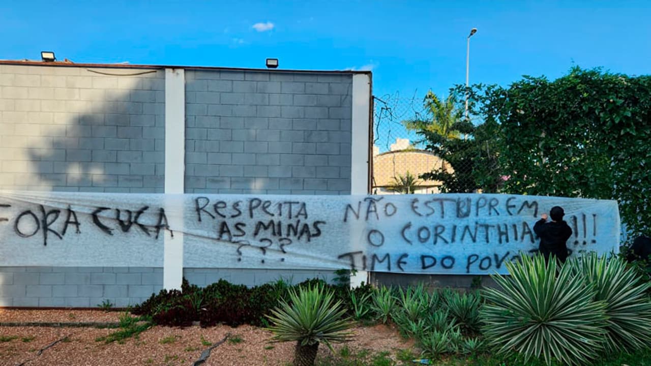 Torcedores do Corinthians protestam contra Kuka no portão do CT