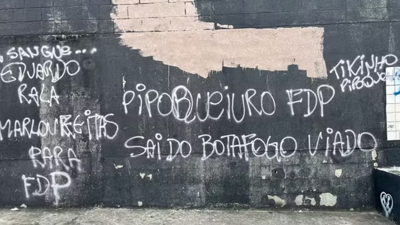 Tiquinho e Marlon Freitas são vaiados por torcedores do Botafogo no Nilton Santos