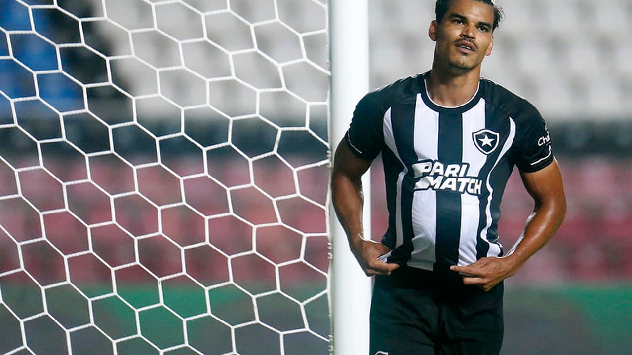 Danilo Barbosa, do Botafogo, sofre lesão no tornozelo e bisa na semifinal