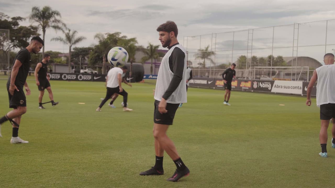 Lázaro atua na zona ofensiva, mas o Corinthians precisa voltar a atuar como goleiro na linha ofensiva.