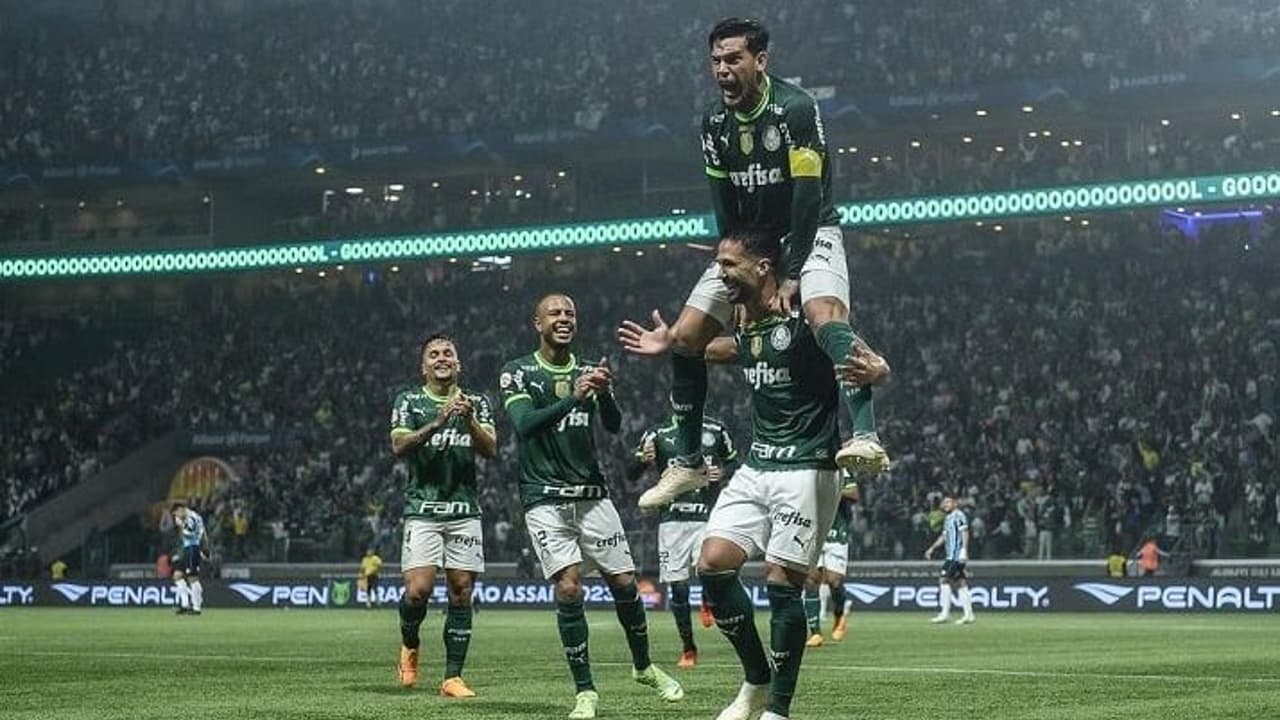 OLHAR DO PORCO: Em lua de mel com o time, torcedores do Palmeiras vivenciam o maior jogo do ano no Allianz Parque