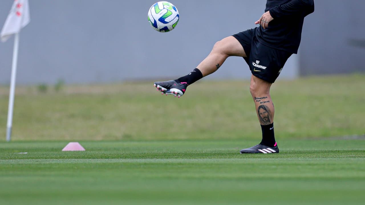 A saída pode reforçar o projeto do Corinthians de desenvolver Fagner como meio-campista em 2024