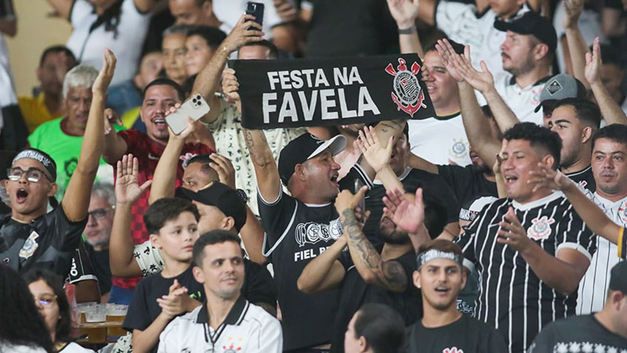 Mesmo com ingressos, os torcedores do Corinthians foram impedidos de assistir à partida contra o Remo.