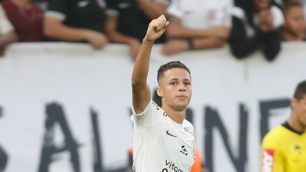 Mathieu Araujo agradeceu Lázaro e comemorou seu primeiro gol pelo Corinthians: ‘Estava lutando por isso’.