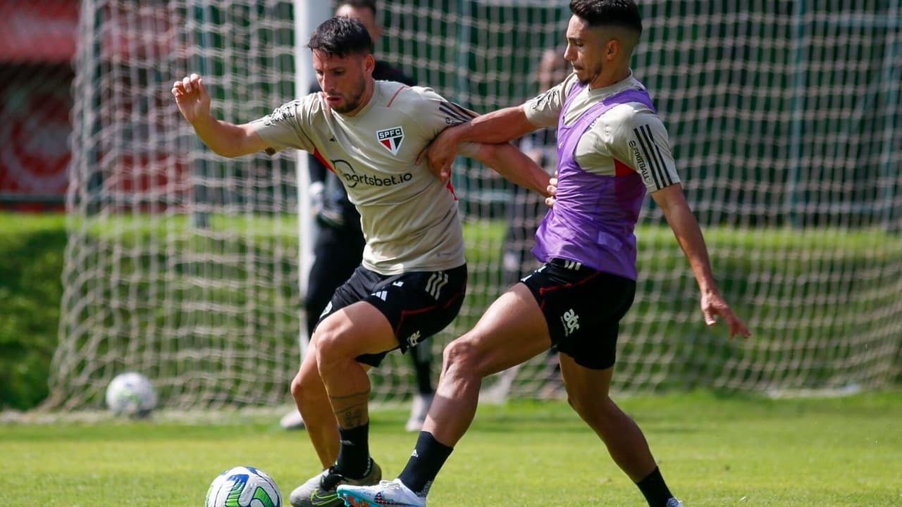 De volta a São Paulo: o time encerrou o treino contra o Internacional, e Calleri se apresentou como voluntário para a luta.