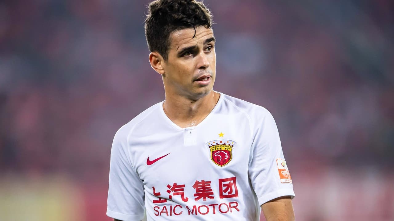 Após término de contrato na China, Oscar se prepara para retornar ao futebol brasileiro;   prestar atenção