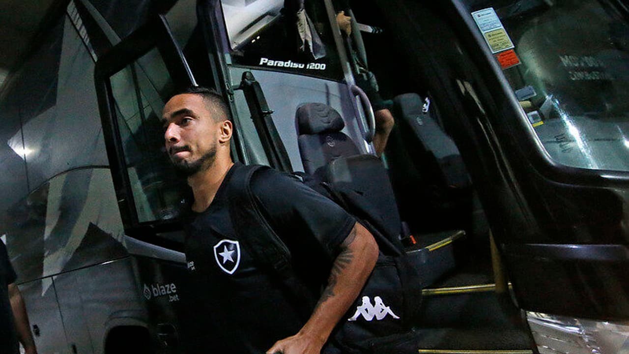 Rafael fez uma cirurgia na perna direita;   saiba quanto tempo o time do Botafogo deve ficar em campo