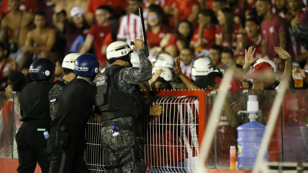 Torcedores do Náutico entraram em confronto com a polícia durante derrota para o esporte