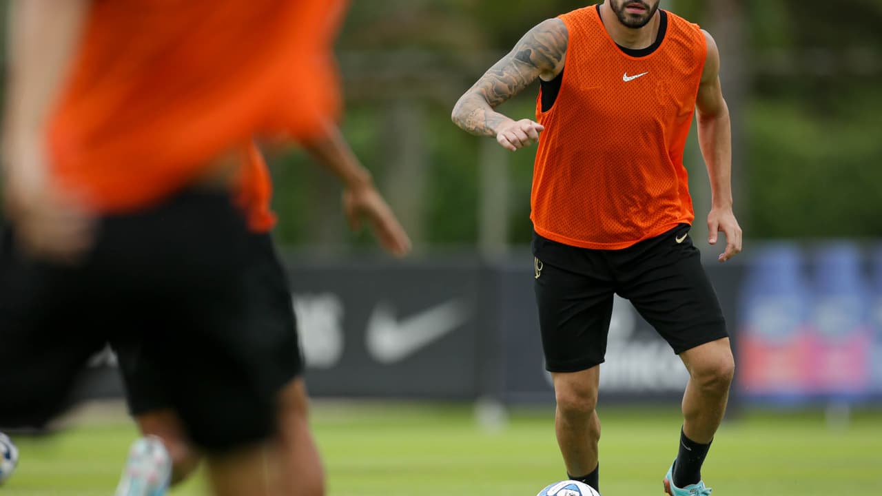 De olho na Libertadores, Corinthians volta do intervalo sem atacante titular