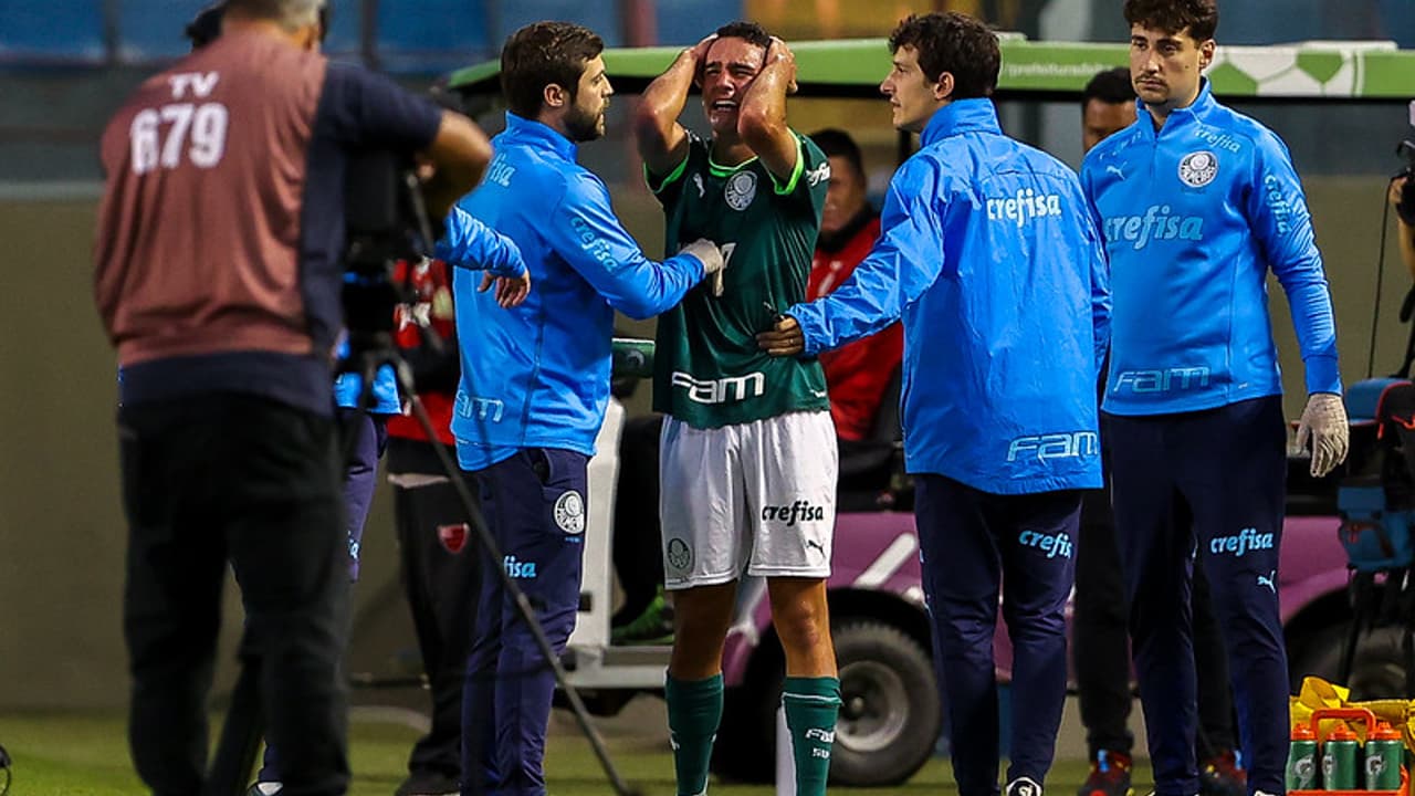 Joia do Palmeiras sofre lesão no joelho e terá que passar por nova operação