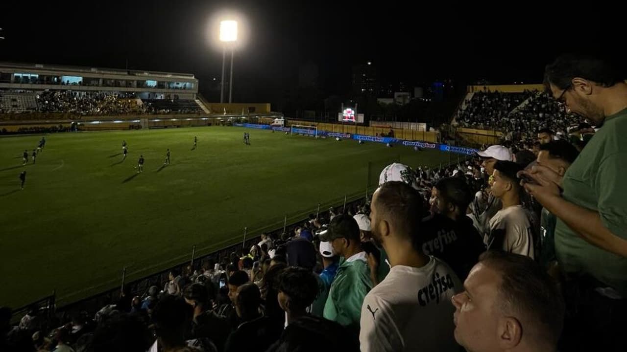 Torcedores do Palmeiras não mostram luz: ‘Nenhum refletor aguentou’