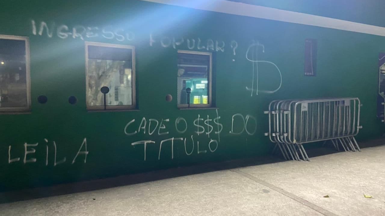 Torcedores do Palmeiras pintaram grafites no muro da sede do clube contra a diretoria