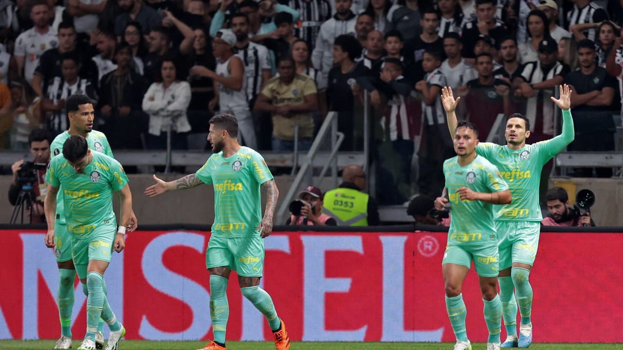 Veiga decidiu, e o Palmeiras venceu o Atlético-MG para abrir vantagem nas oitavas de final da Libertadores.